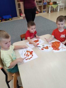 Chłopcy przy stoliku wykonujące prace - jeża.