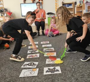 Zabawa 'Kto pierwszy?'...