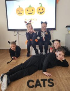 Dzieci przebrane za koty.