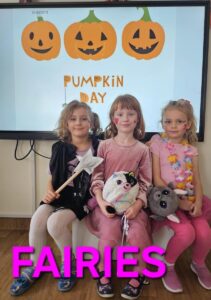 Trzy dziewczynki przebrane za wróżki.