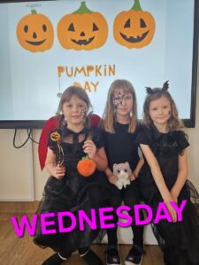 Trzy dziewczynki przebrane za Wednesday.