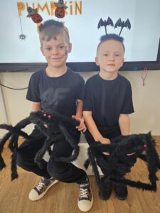 Dwójka chłopców przebrana za pająki.