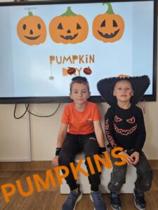 Dwójka chłopców przebrana za dynie.