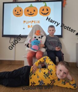 Trójka chłopców przebrana za Harrego Pottera, ducha i colorowwgo chłopca.