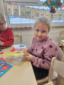 Dziewczynka wypycha figury geometryczne.