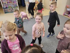 Dzieci w trakcie bitwy papierowymi śnieżkami.