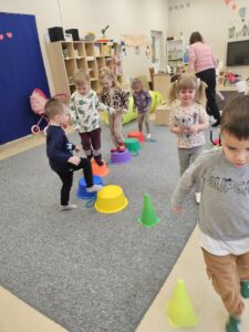 Dzieci pokonują tor przeszkód.