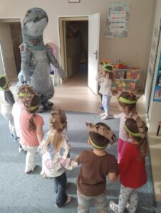 Na zdjęciu widzimy dzieci z gigantycznym T-rexem.