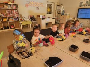 Każde dziecko wysiewa rzeżuchę.