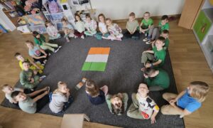 Dzieci z ułożoną z kartek flagą Irlandii.