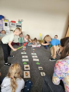 Dzieci podczas zabawy 'Kto pierwszy'.