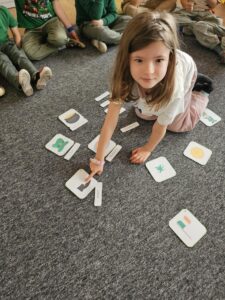 Dziewczynka dopasowała wyraz 'shoe' do odpowiedniego obrazka.