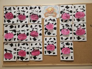 Praca plastyczne dzieci na tablicy. Krowky 3d.